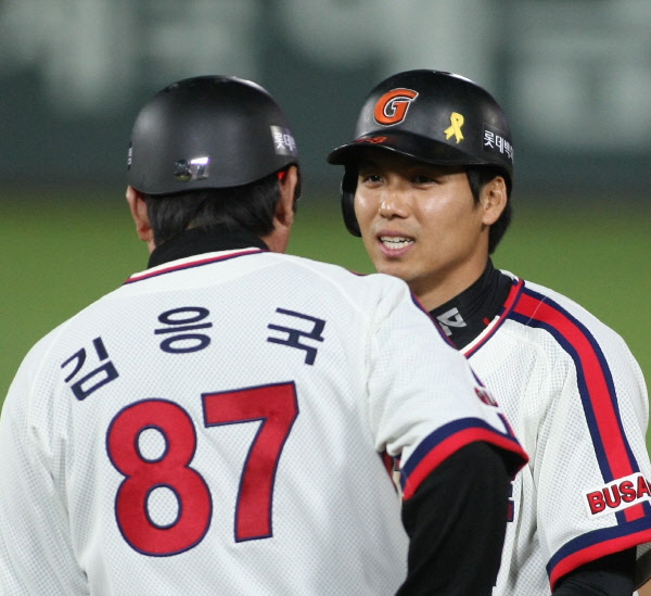 4점 차로 달아나는 2타점 적시타를 때려내는 김문호선수